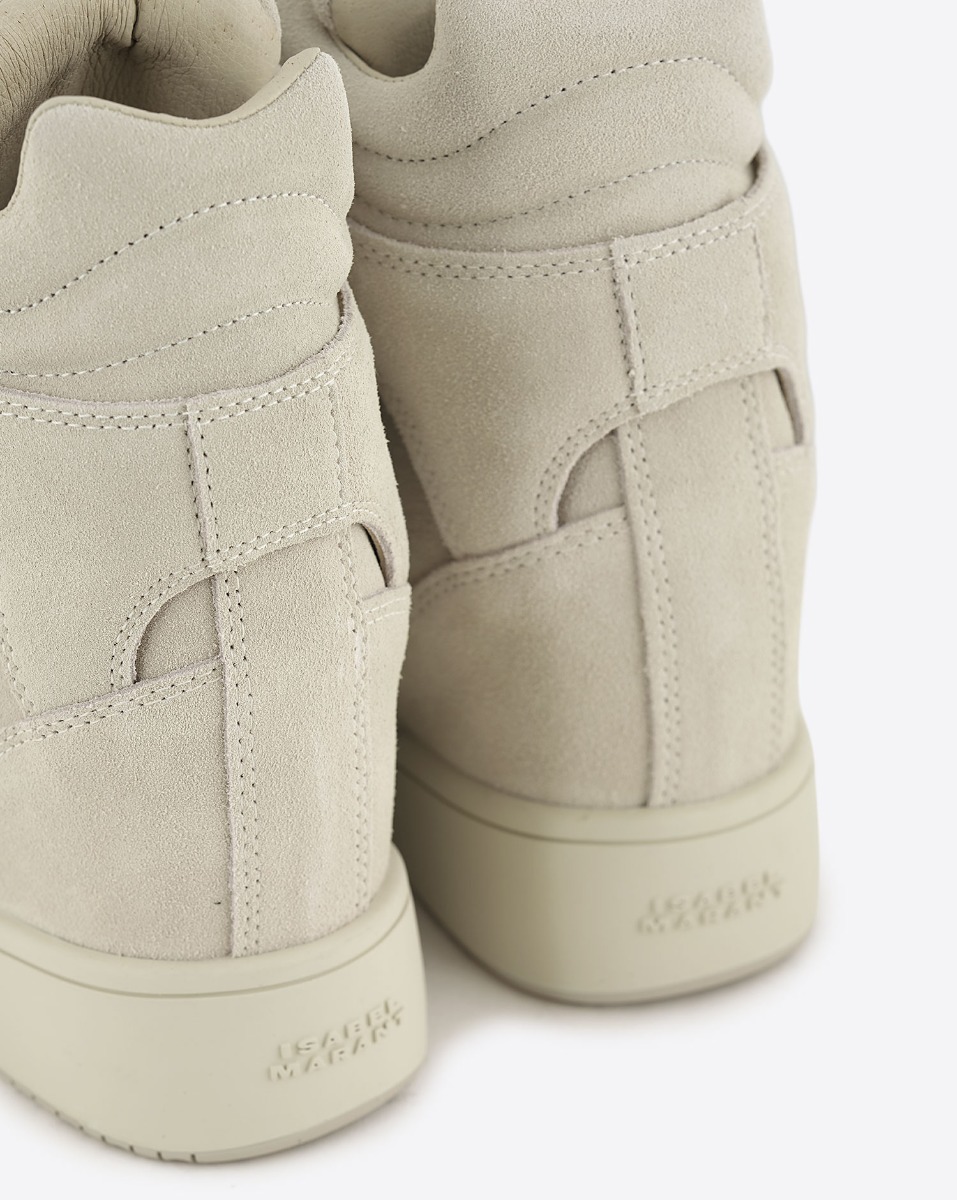 Baskets montantes Isabel Marant IM3 &agrave; semelles compens&eacute;es en cuir su&eacute;d&eacute; &eacute;cru. D&eacute;tail dos.