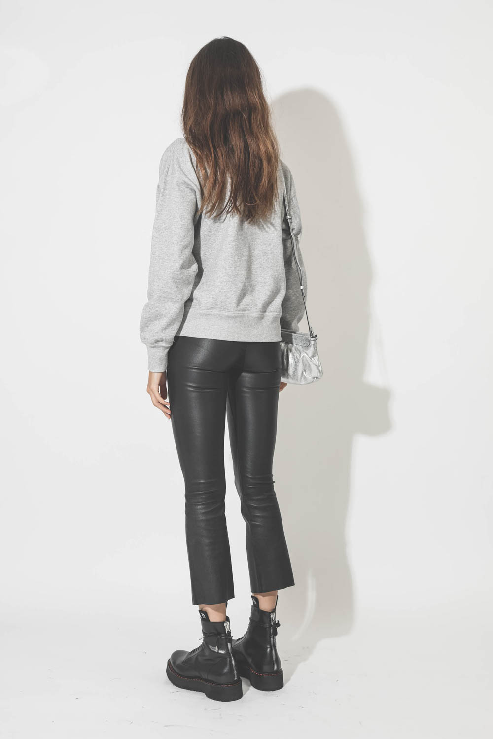 Sweat-shirt  col montant gris clair chiné logo à paillettes argentées Moby Isabel Marant Etoile. Porté de dos.