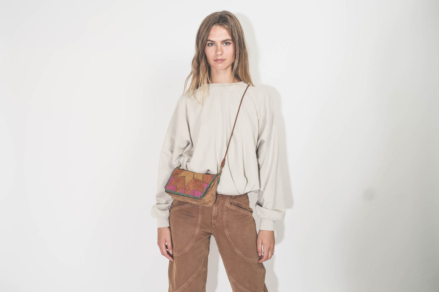 Sweatshirt Sauria Isabel Marant en coton drapé écru. Porté de face avec un jean ocre.
