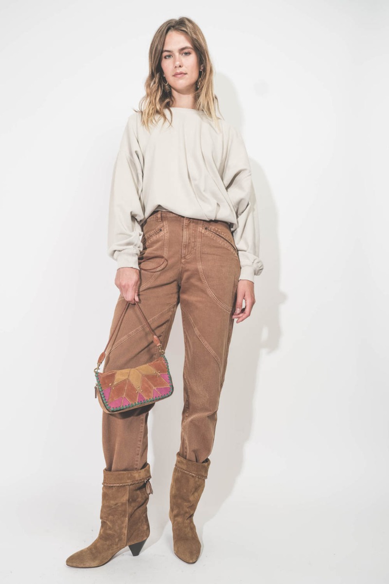 Sweatshirt Sauria Isabel Marant en coton drapé écru. Porté de face avec un jean ocre Isabel Marant Etoile.