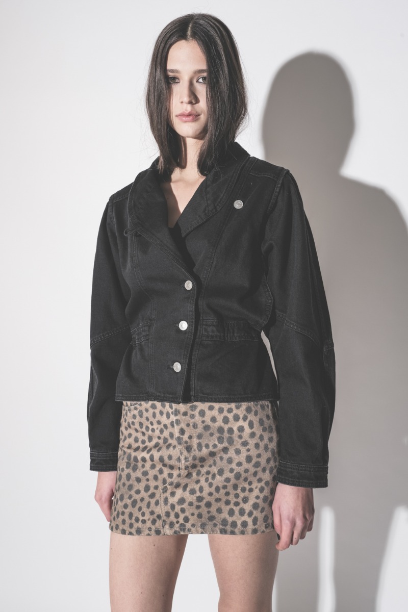 Veste Dolie Isabel Marant en denim noir, port&eacute;e ferm&eacute;e de face.