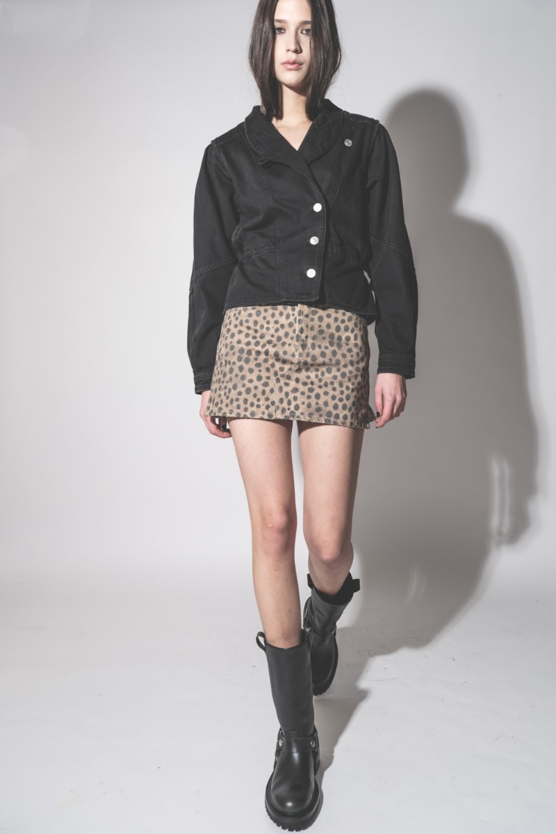 Veste Dolie Isabel Marant en denim noir, port&eacute;e avec une mini-jupe en denim imprim&eacute; l&eacute;opard Mikuta.