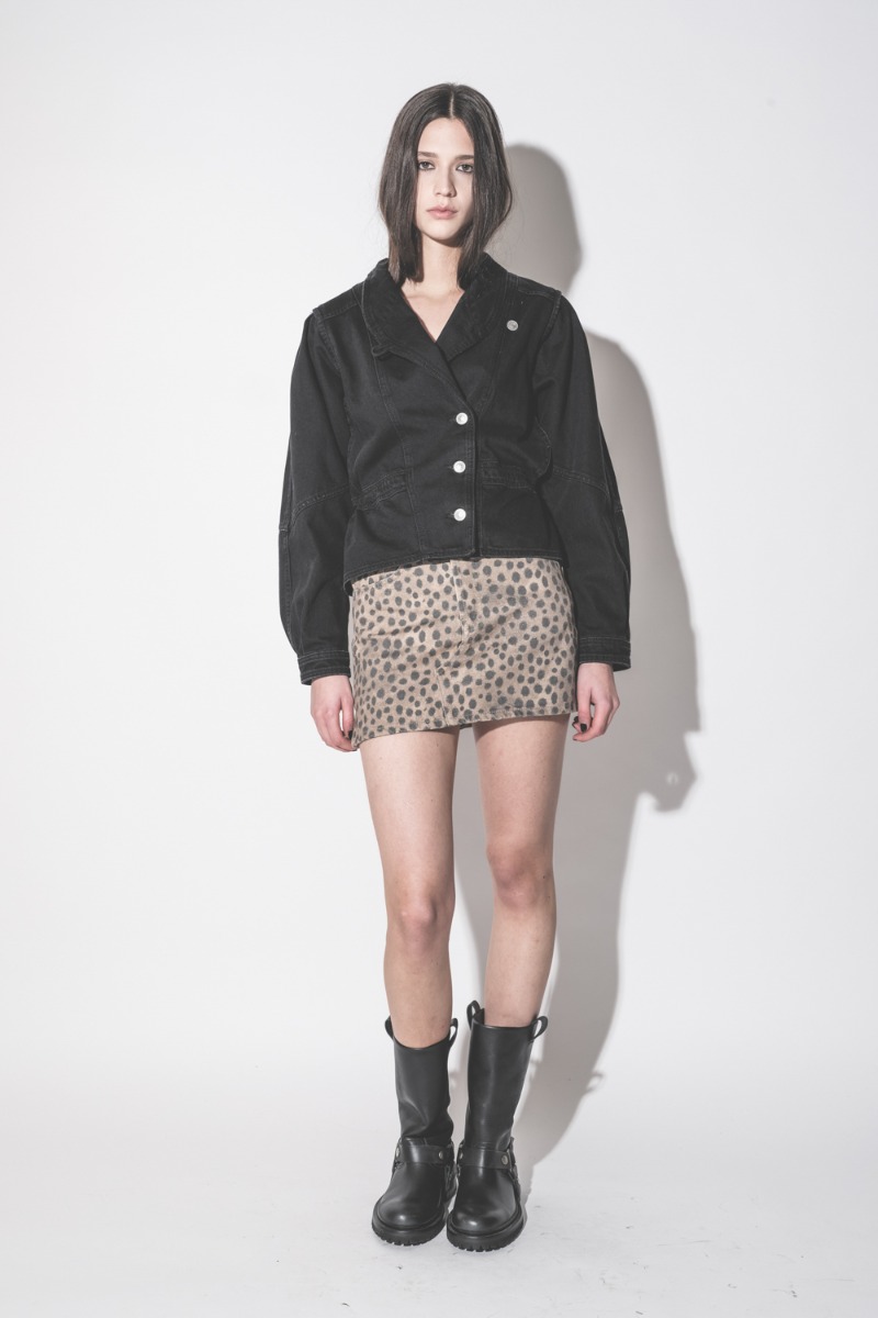 Veste Dolie Isabel Marant en denim noir, port&eacute;e avec une mini-jupe et des bottes de biker.