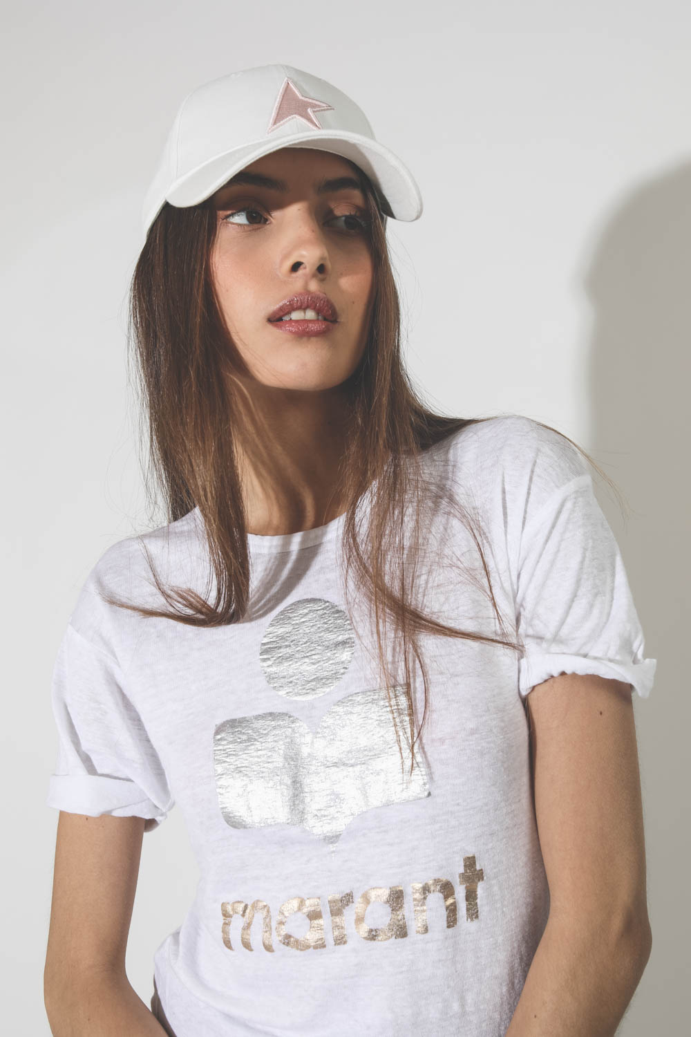 Tee-shirt en lin blanc logo argent et doré Koldi Isabel Marant Etoile. Gros plan. 