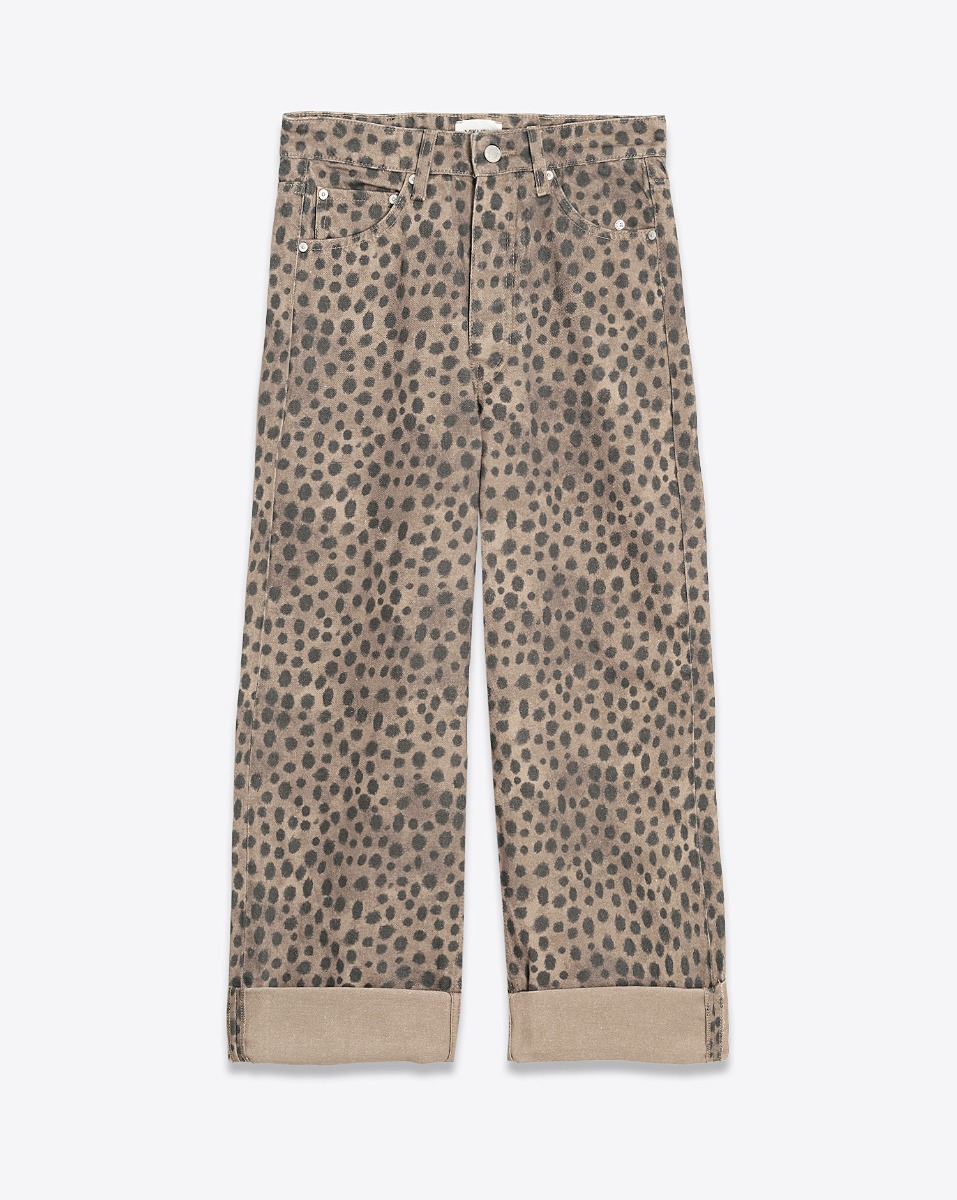 Jean baggy Mikuta en jean imprimé léopard marron. Vue de face.