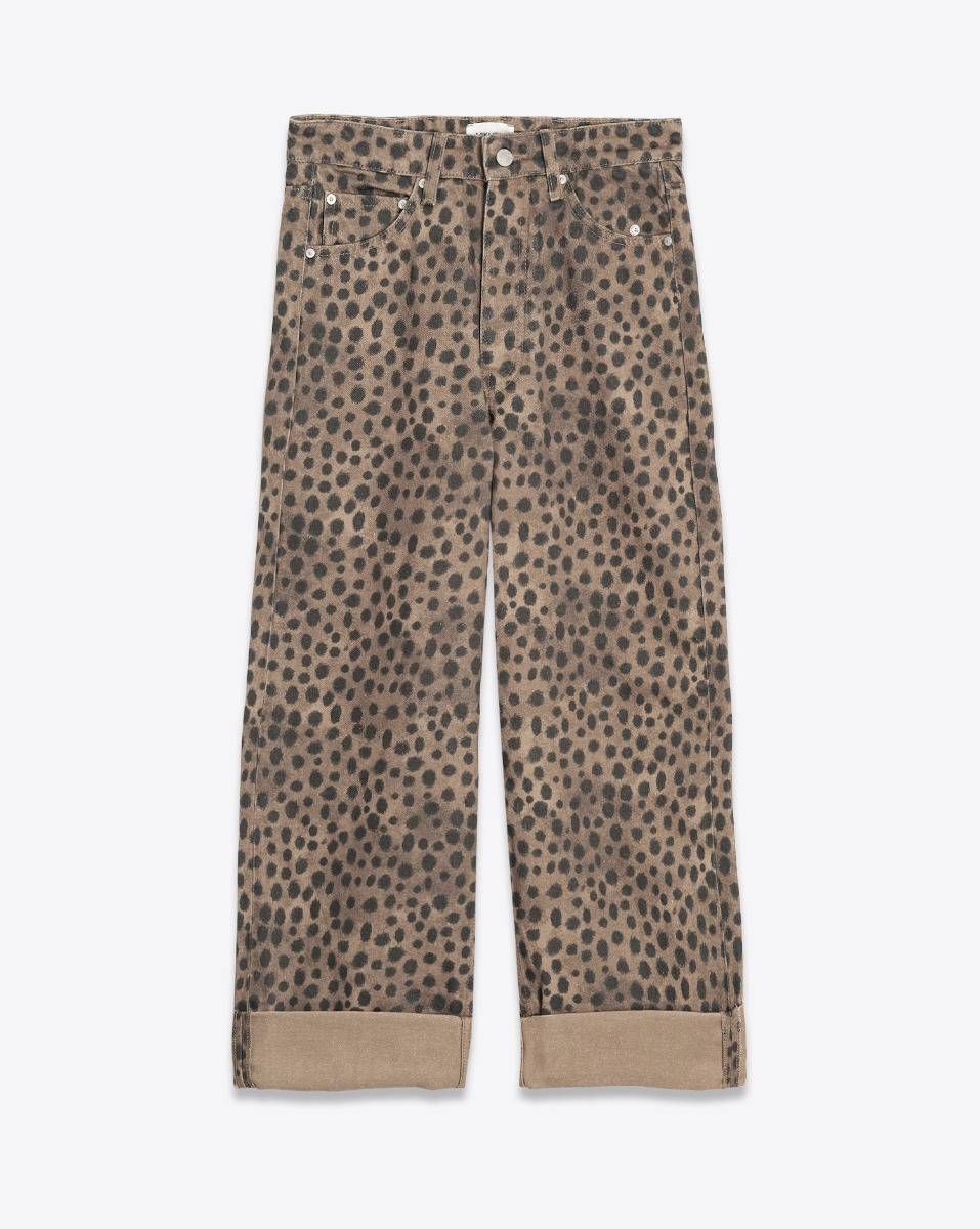 Jean baggy Mikuta en jean imprimé léopard marron. Vue de face.