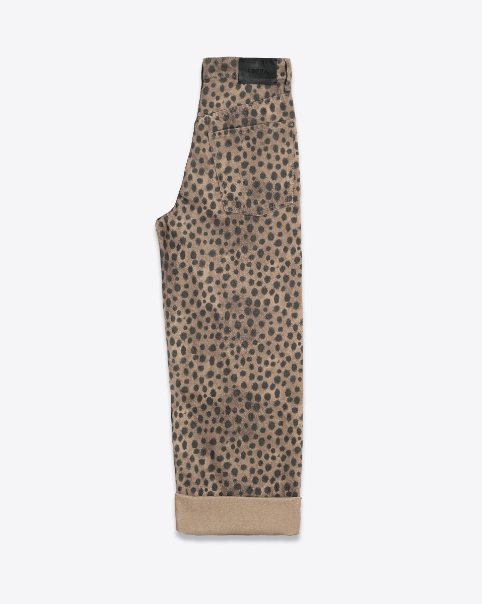 Jean baggy Mikuta en jean imprimé léopard marron. Vue de profil avec un large revers.