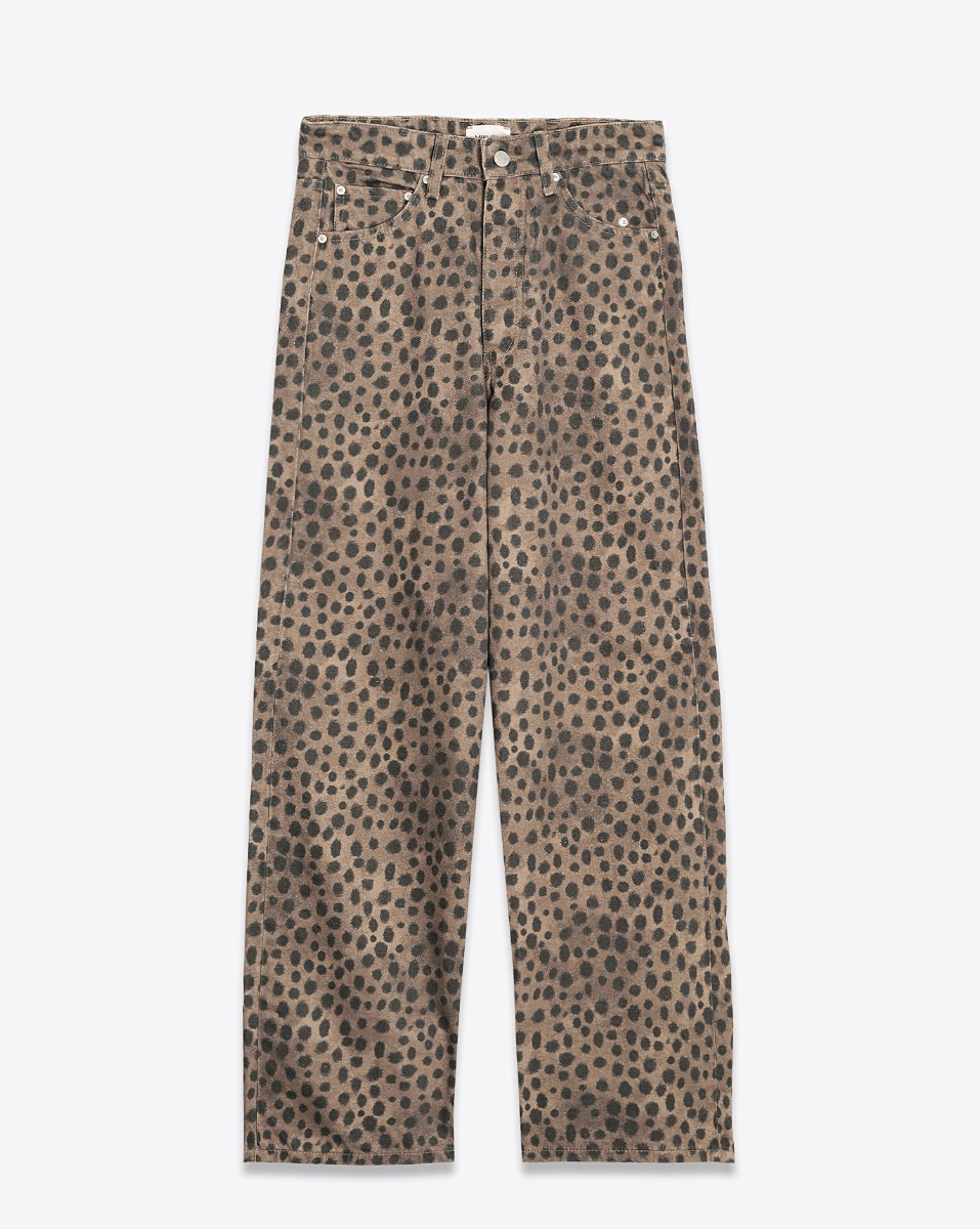 Jean baggy Mikuta en jean imprimé léopard marron. Vue de face sans revers.