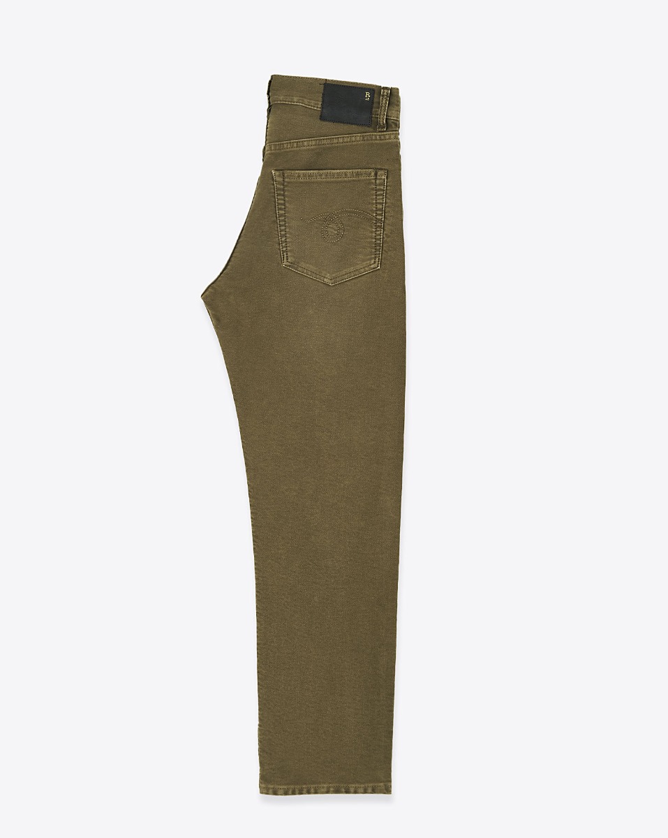 Produit Jean Boyfriend R13 en moleskin française teinte en pièce olive. Vue de profil.