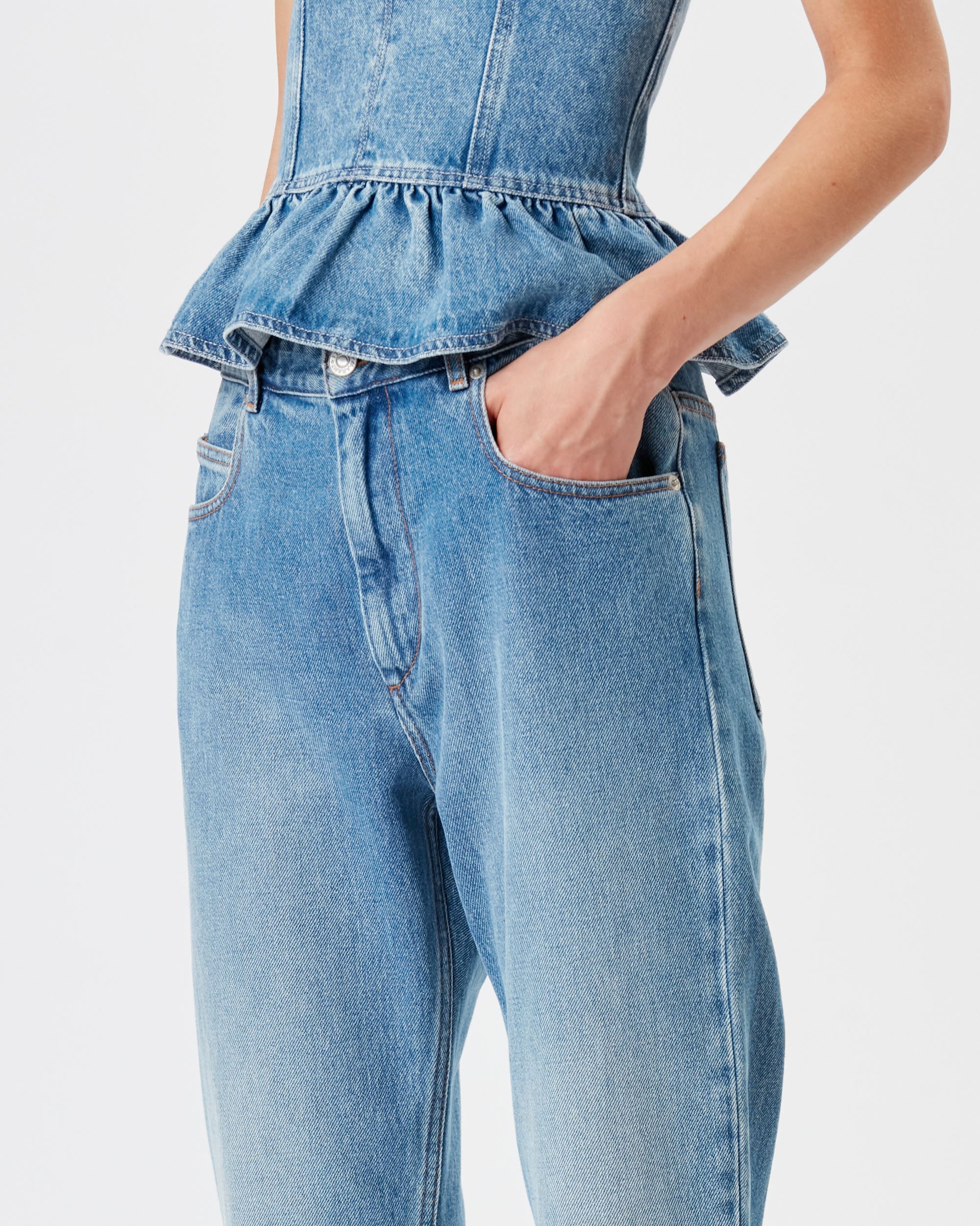 Jean Boyfriend en denim bleu ciel Nears Isabel Marant Etoile. Détail des poches avant.