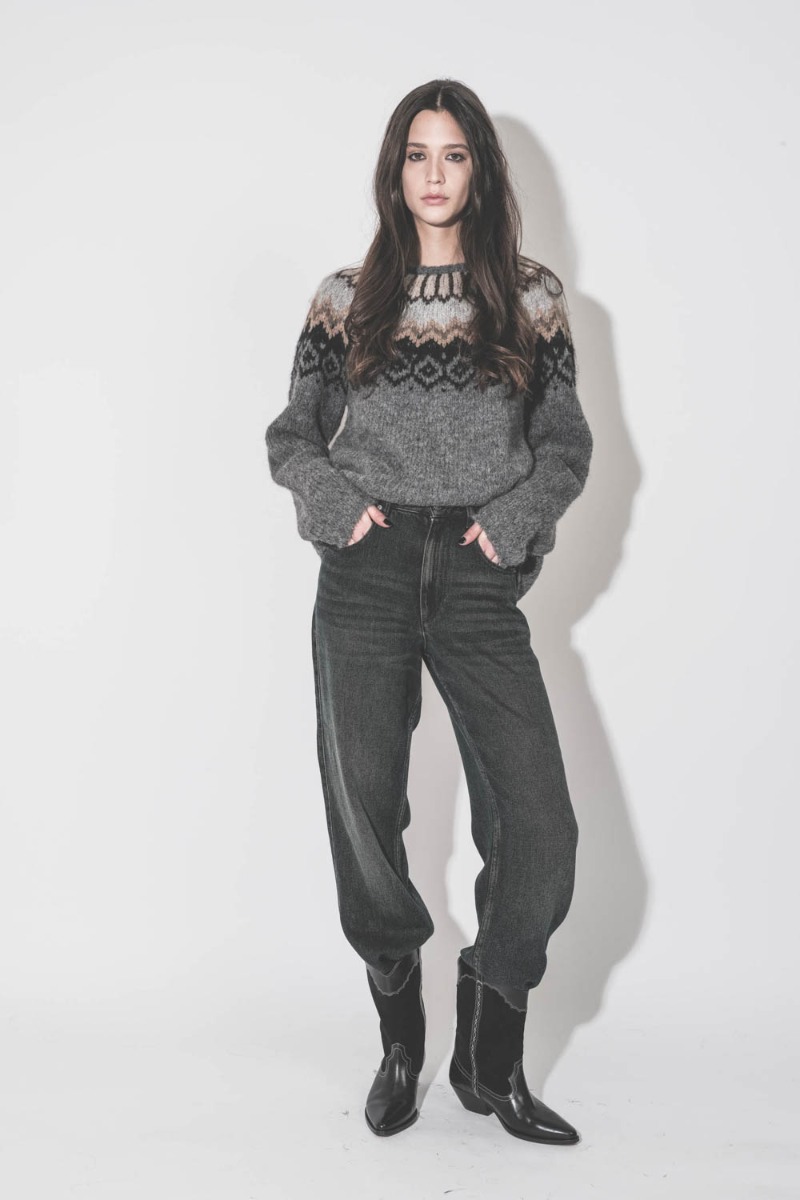 Jean large et fluide Jenny Isabel Marant en lyocell Dirty Blue, porté de face avec un pull en alpaga Tibault Van Der Straete. 