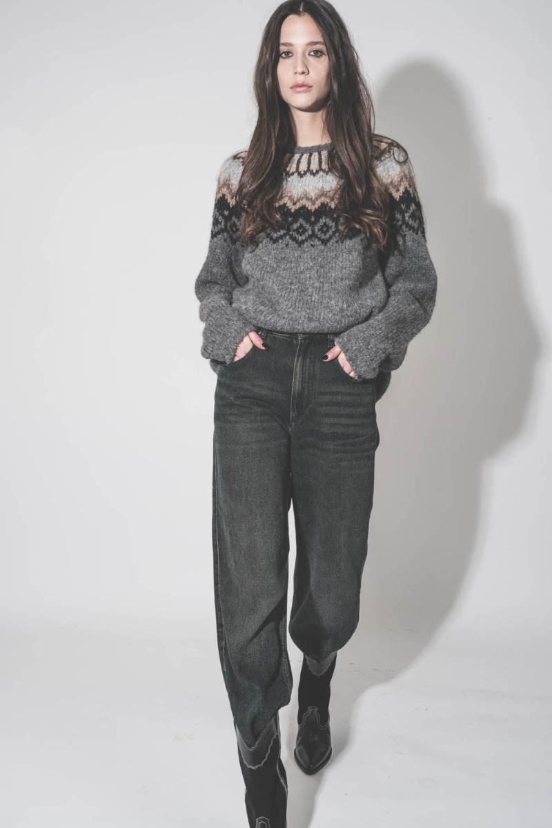 Jean large et fluide Jenny Isabel Marant en lyocell Dirty Blue, porté de face avec un pull en alpaga Tibault Van Der Straete et des santiags Isabel Marant.
