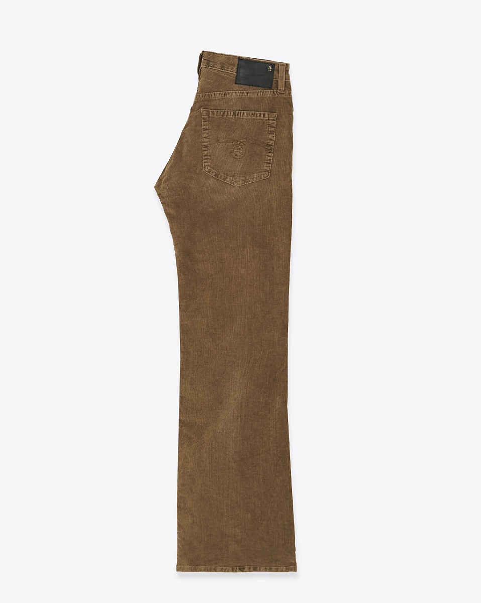 Jean taille basse évasé Joan Kick Flare R13 en velours de coton côtélé marron. Vue de profil.