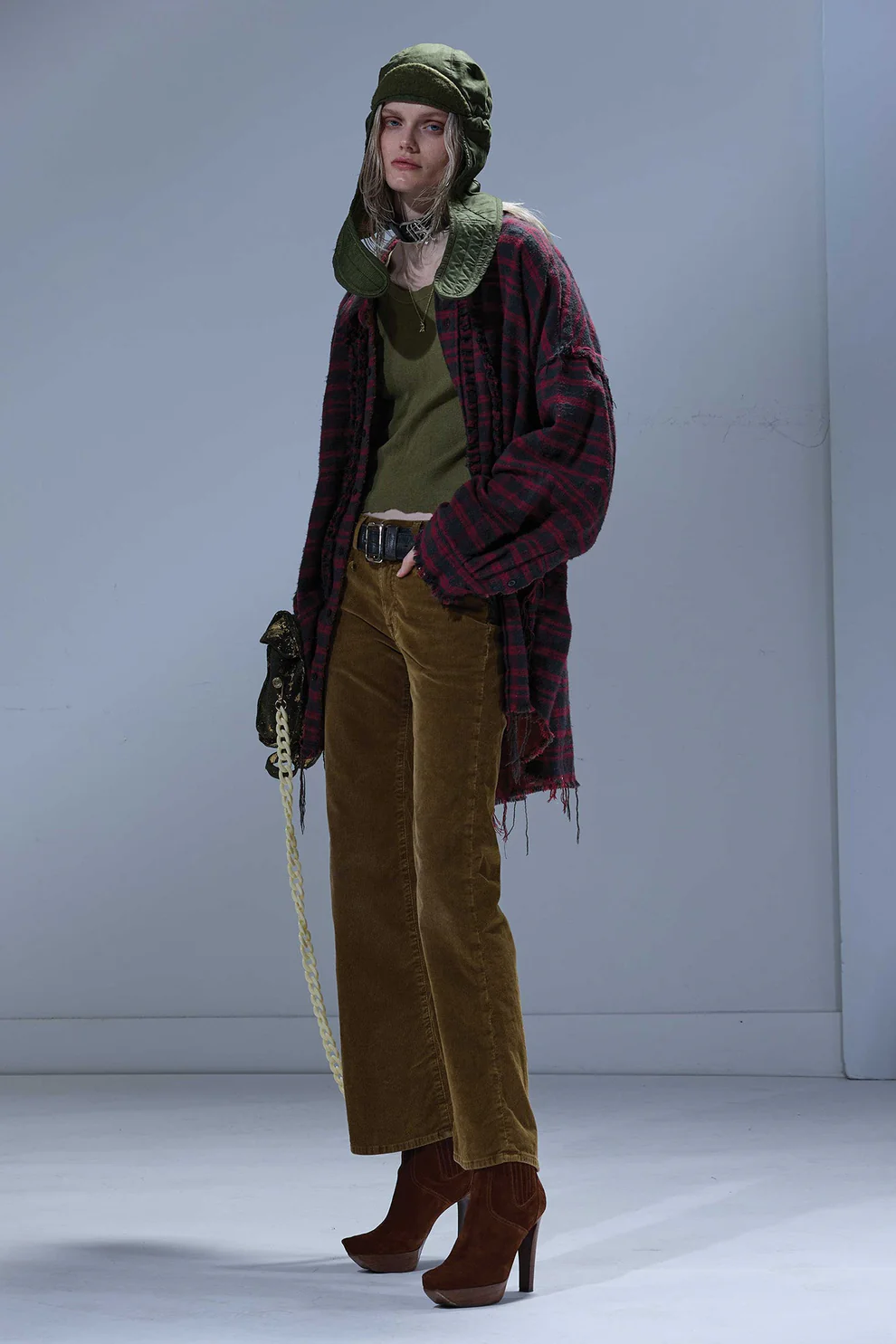 Produit Jean taille basse évasé Joan Kick Flare R13 en velours de coton côtélé marron, porté avec des talons hauts.