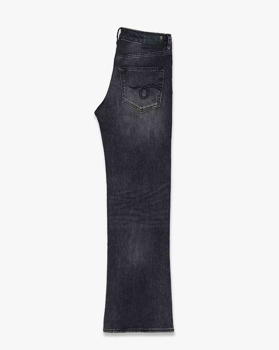 Jean évasé Joan Kick Flare R13 en denim noir délavé Kennet Black Stretch. Vue de profil.
