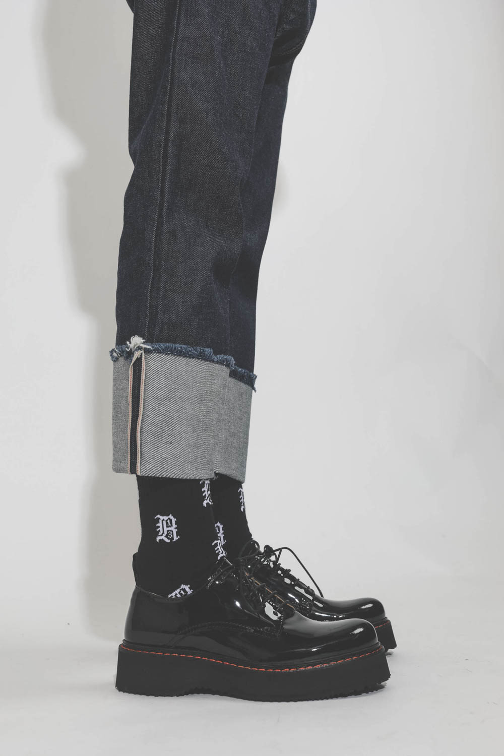 Jeans Tailored Drop R13 Denim en denim indigo. Détail pas de jambe.