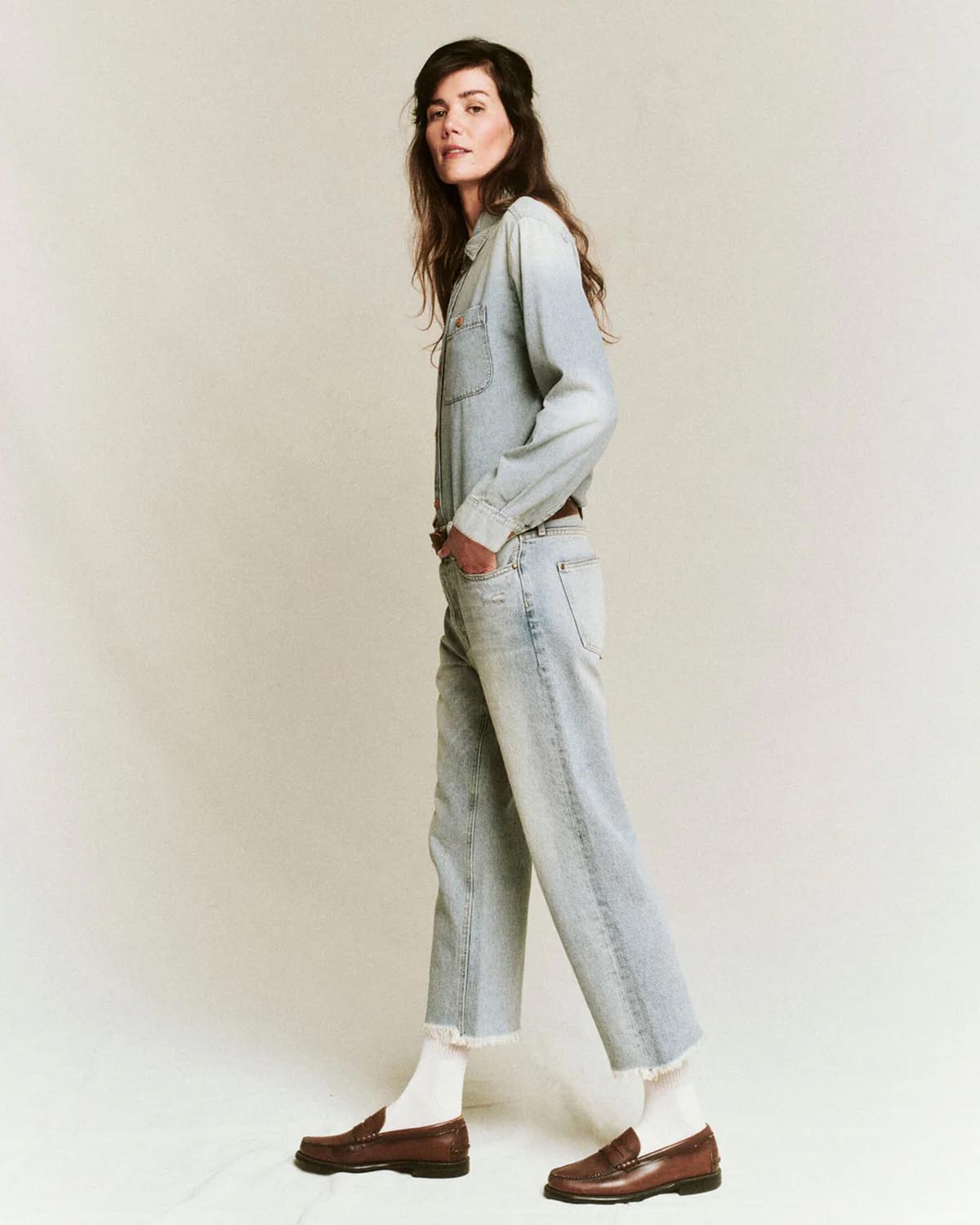 Jean boyfriend court en denim bleu ciel Wayne The Great. Porté avec une chemise en chambray bleu ciel. 