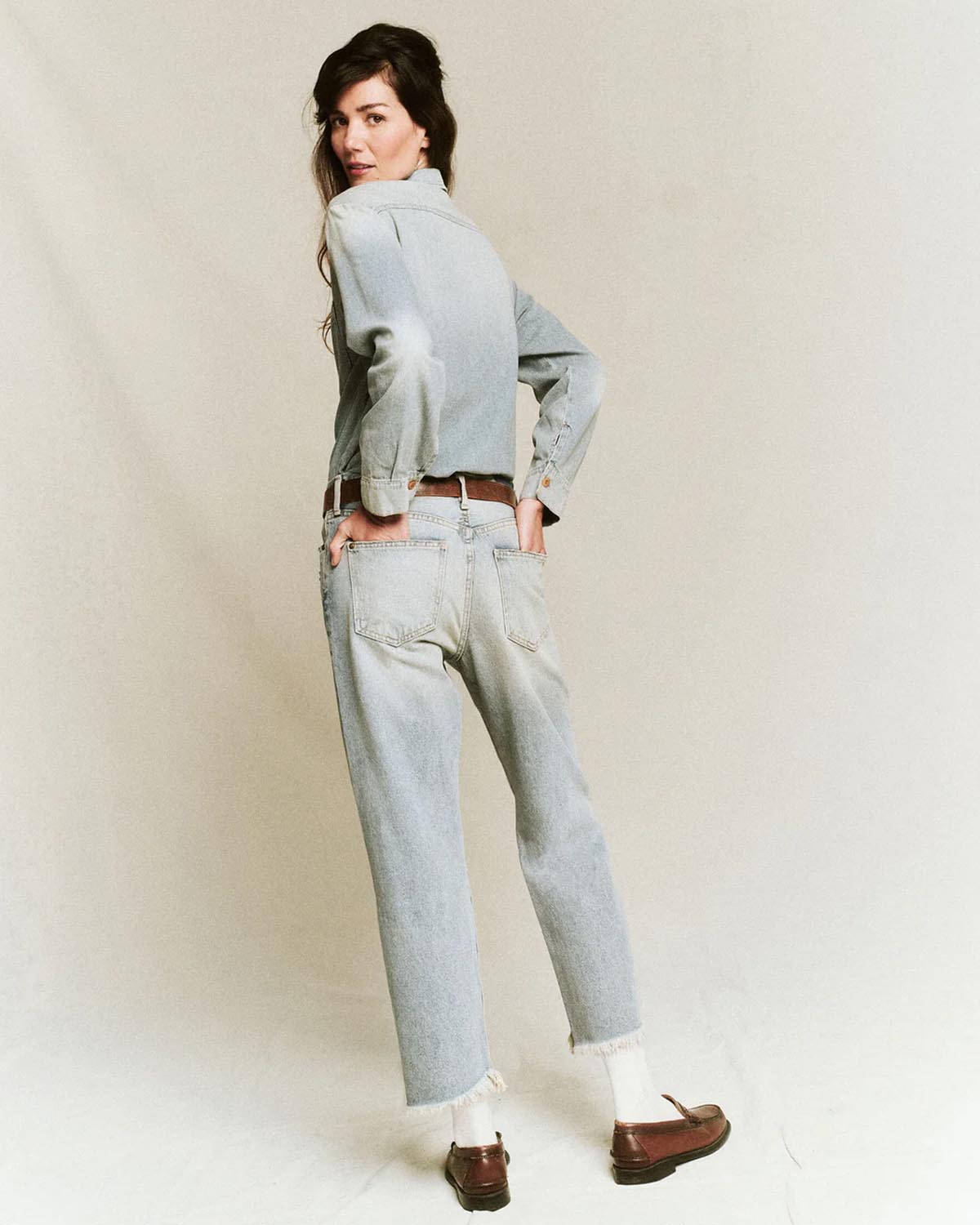 Jean boyfriend court en denim bleu ciel Wayne The Great. Porté de dos.