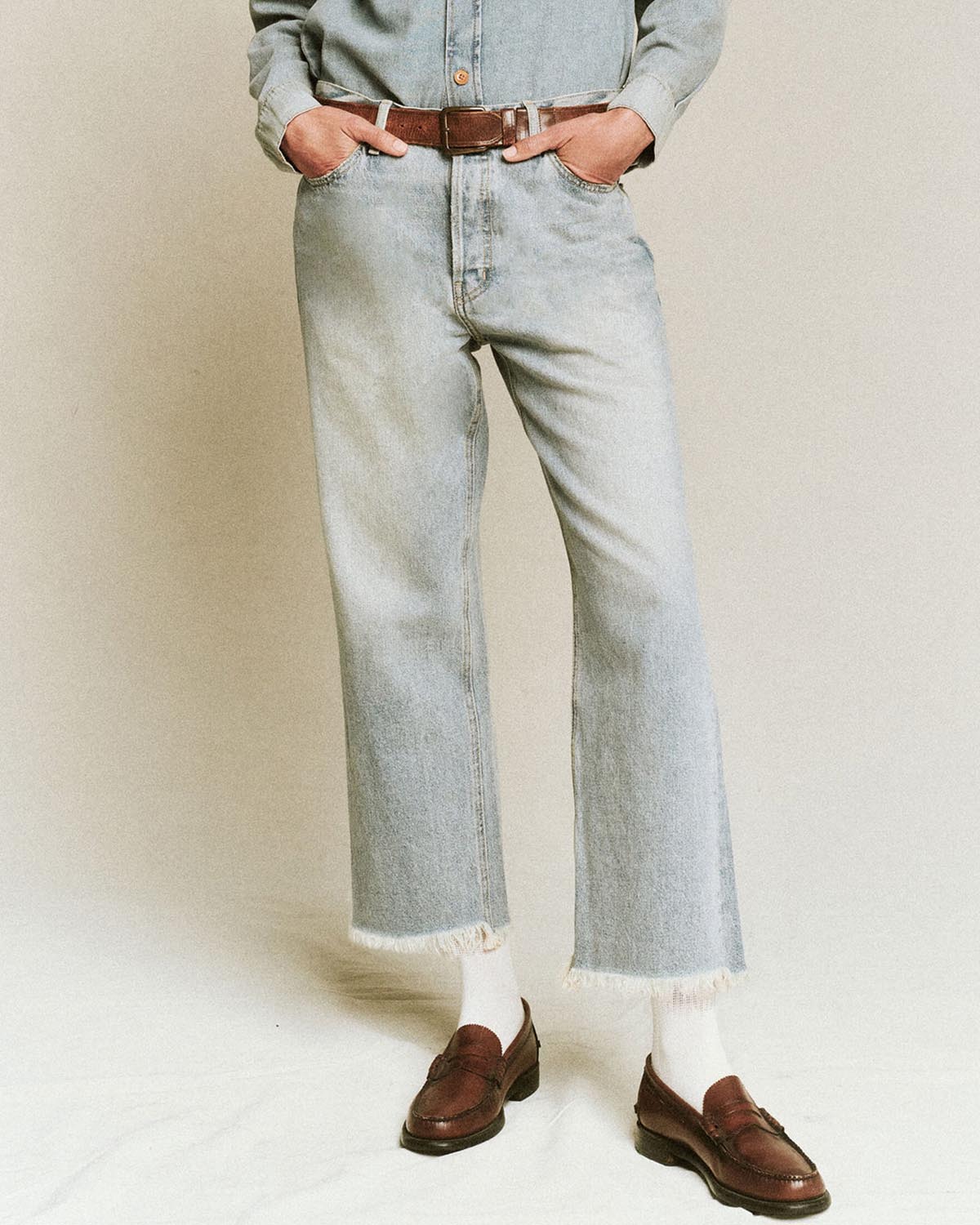 Jean boyfriend court en denim bleu ciel Wayne The Great. Porté de face.