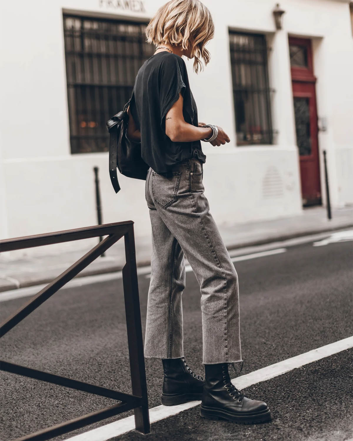 Jeans droit court en denim gris Mikuta. Porté avec des boots à lacets. 