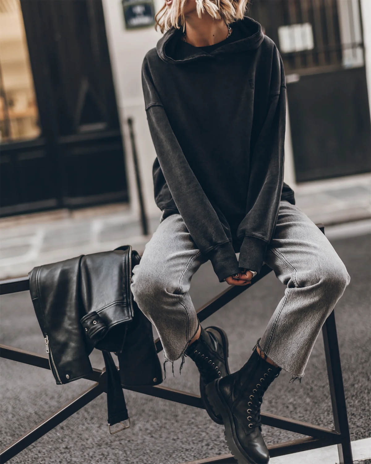 Jeans droit court en denim gris Mikuta. Porté avec un Hoodie noir. 