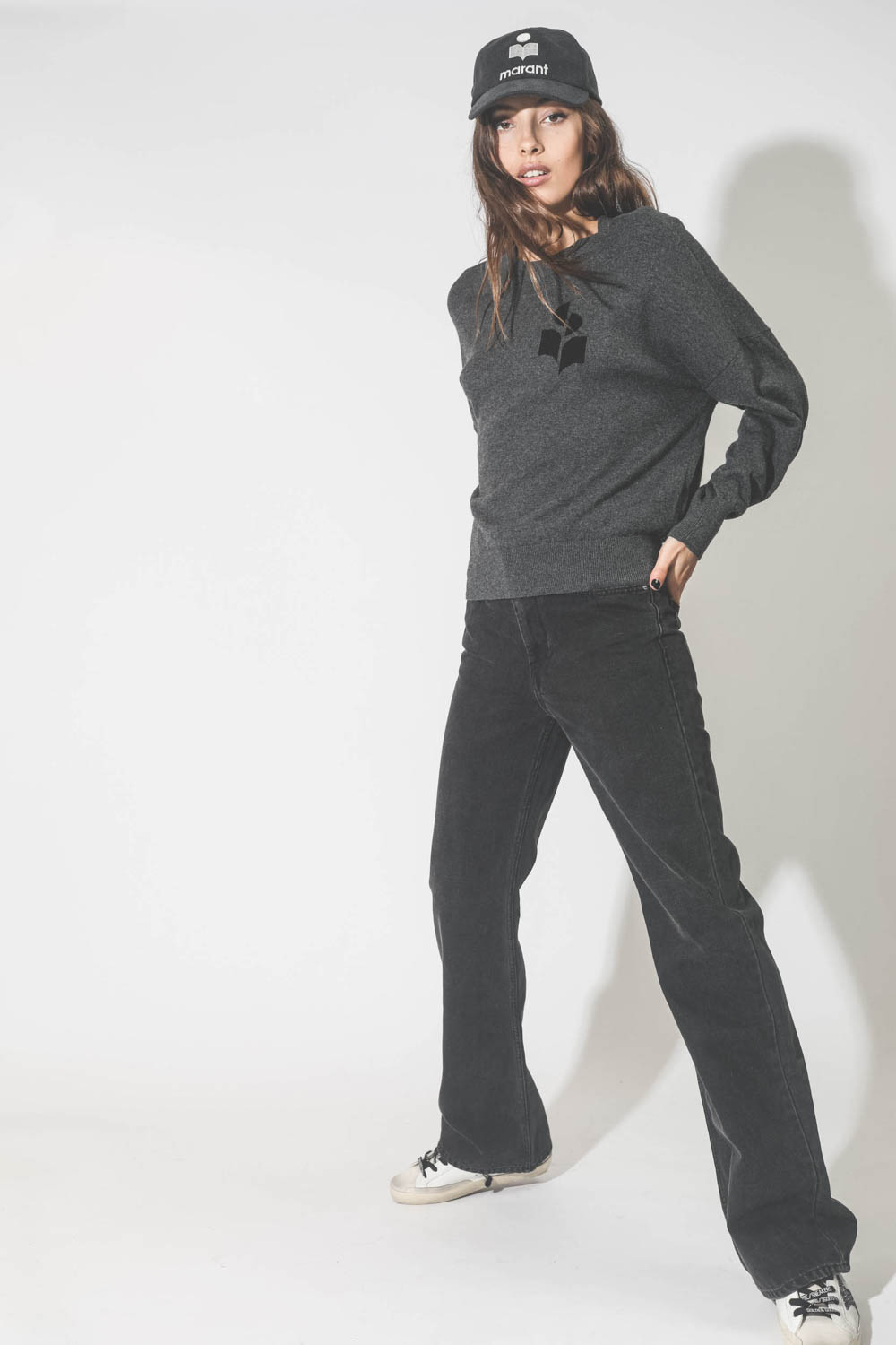 Jeans droit taille haute denim noir 100% coton non extensible Belvira Isabel Marant Etoile. Porté avec un pull gris à logo.