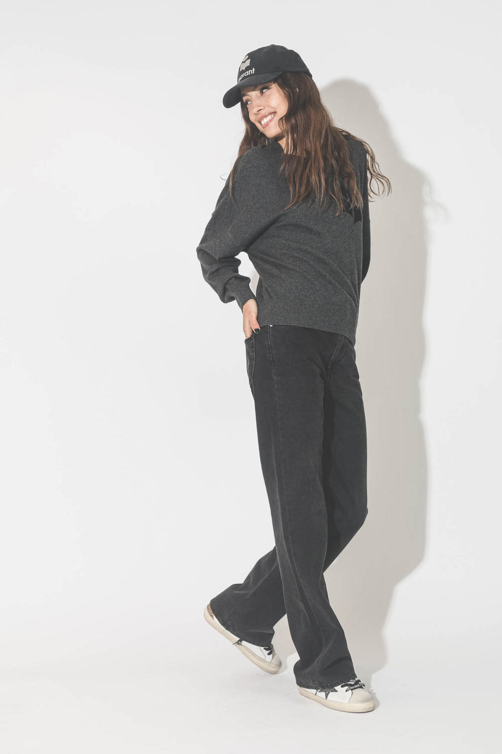 Jeans droit taille haute denim noir 100% coton non extensible Belvira Isabel Marant Etoile. Porté de profil.