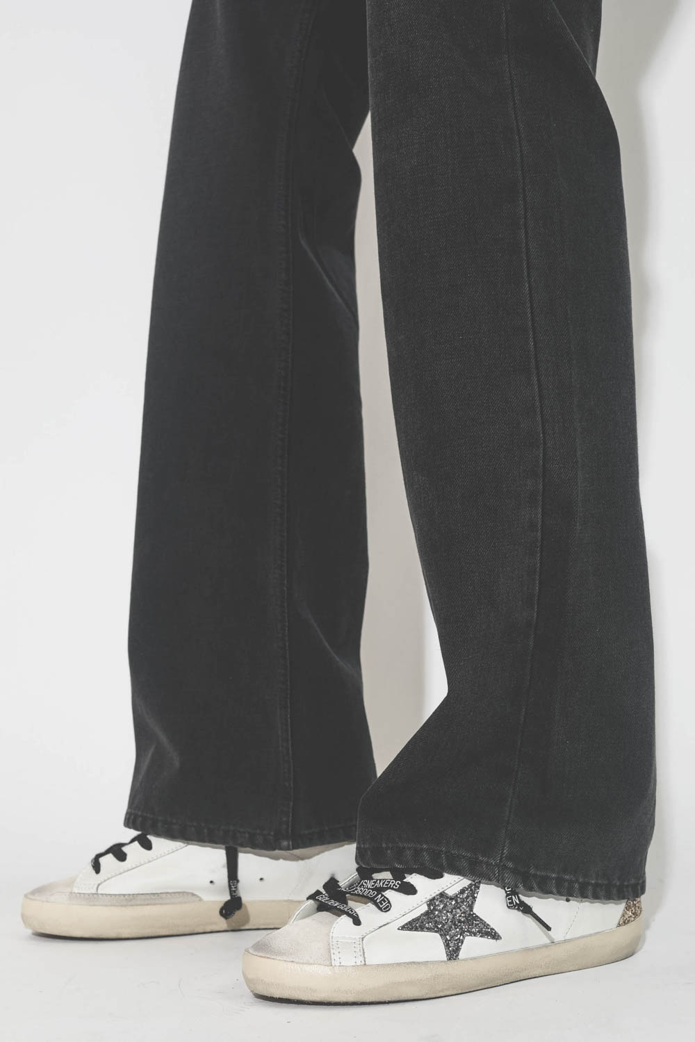 Jeans droit taille haute denim noir 100% coton non extensible Belvira Isabel Marant Etoile. Détail bas de jambes.