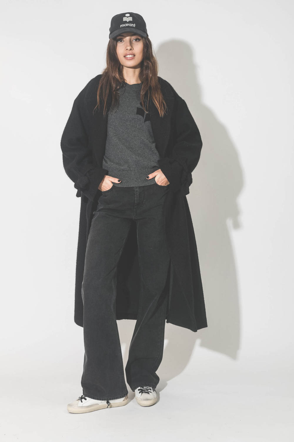 Jeans droit taille haute denim noir 100% coton non extensible Belvira Isabel Marant Etoile. Porté avec un manteau noir. 