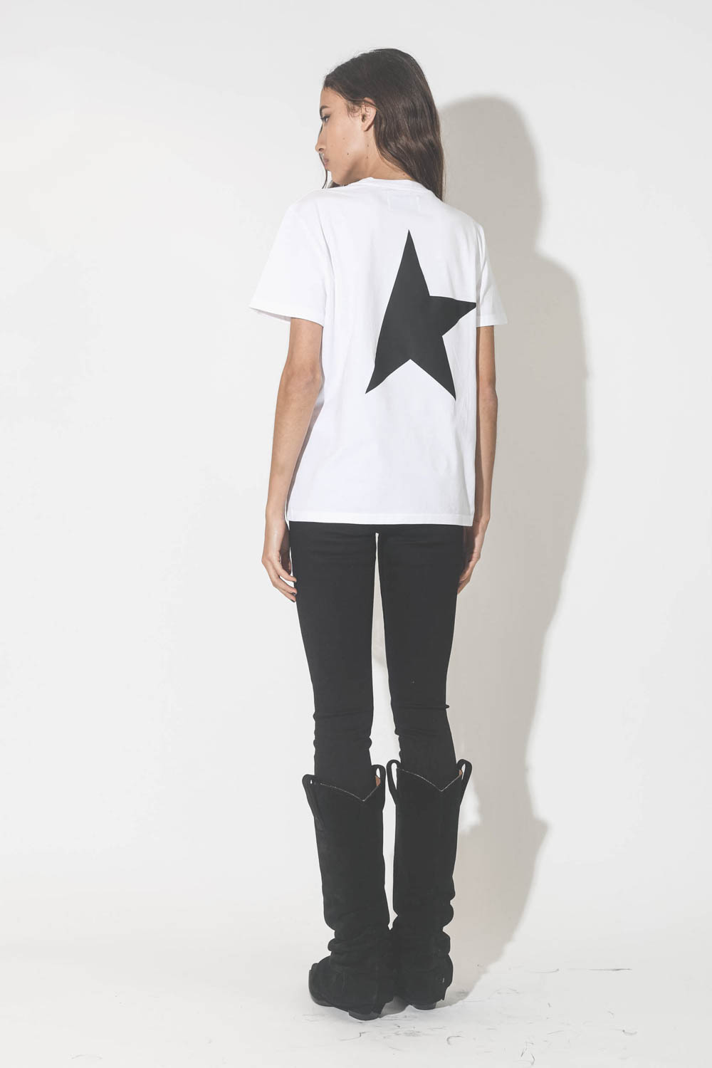 Jeans skinny taille haute en toile noir Deena Golden Goose. Porté avec un tee-shirt manches courtes blanc Logo étoile noir dans le dos.
