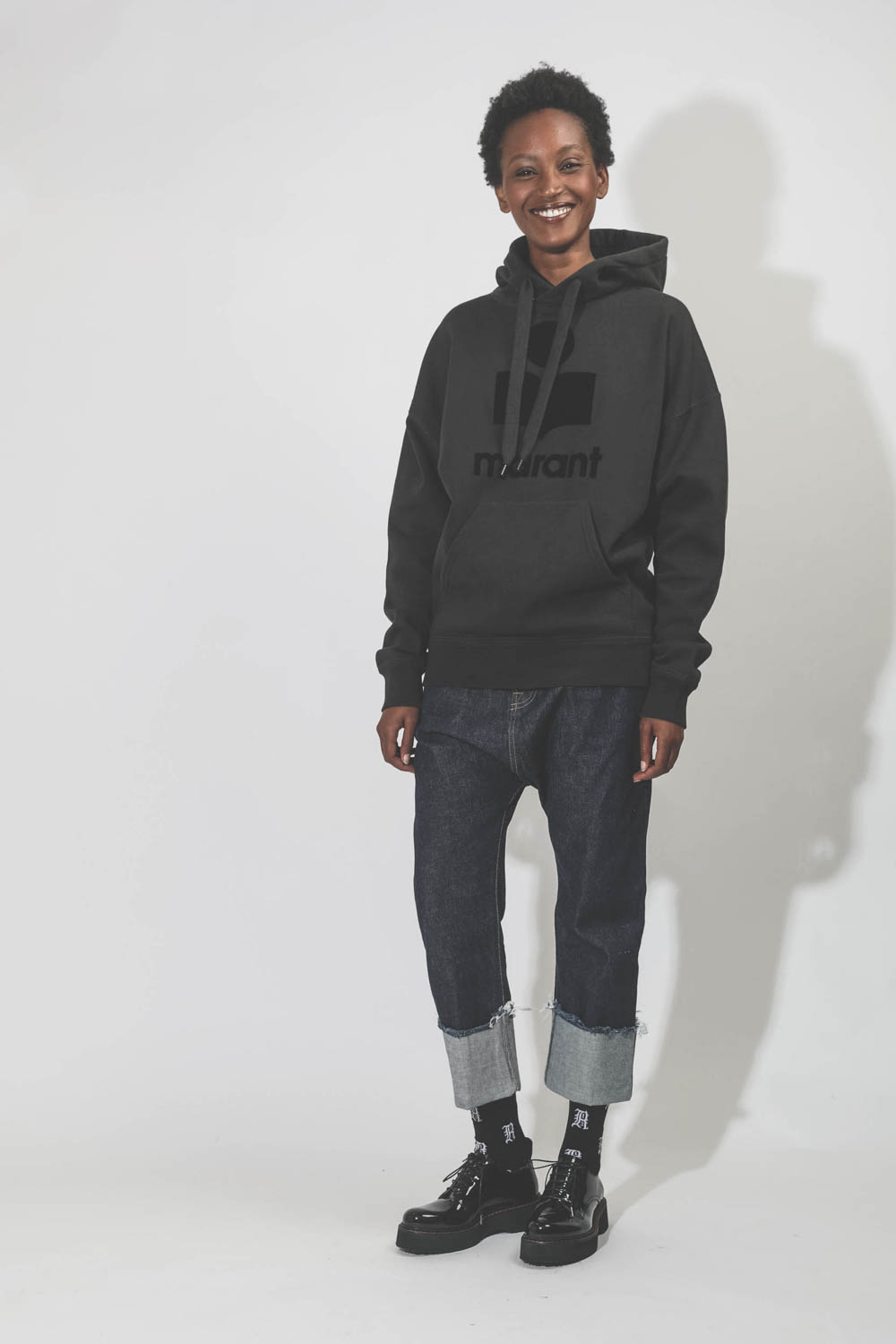 Look street rock La Grande Boutique. Sweat logo Isabel Marant Etoile et jeans R13. Porté.