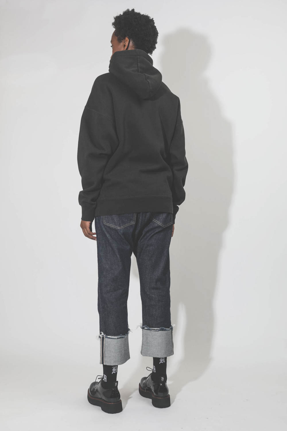 Jeans Tailored Drop R13 Denim en denim indigo. Porté dos.