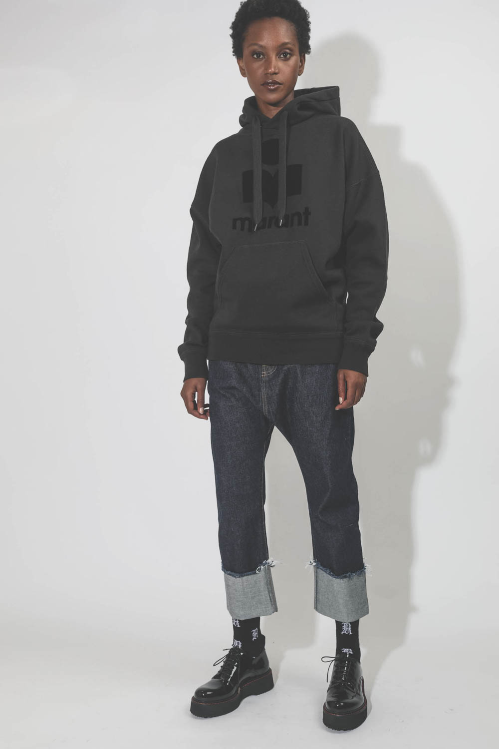 Jeans Tailored Drop R13 Denim en denim indigo. Porté face.