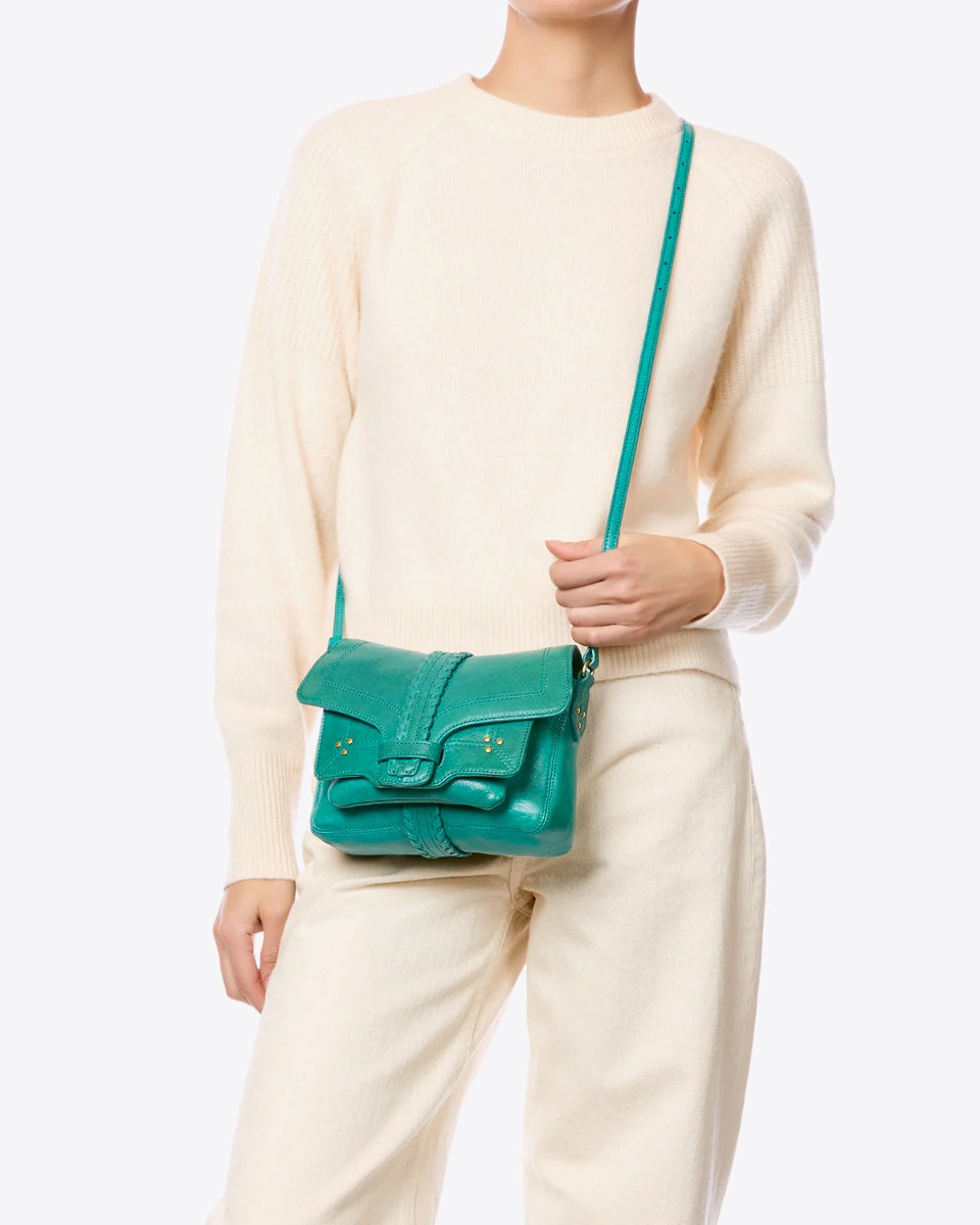 Sac Harry S J&eacute;r&ocirc;me Dreyfuss en cuir de ch&egrave;vre turquoise, port&eacute; crois&eacute;.
