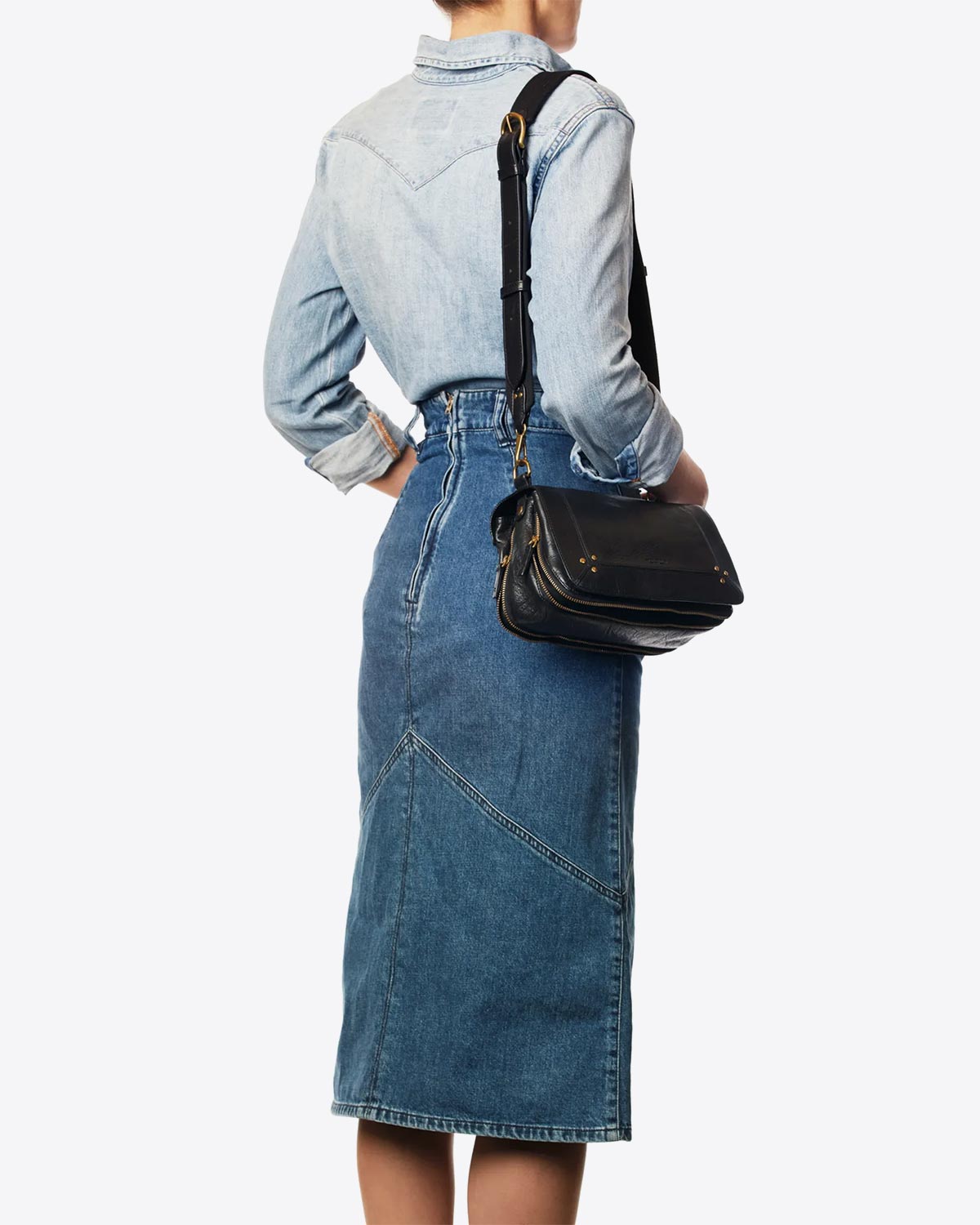 Produit Bandoulière sangle et cuir noir finition laiton doré réglable avec une boucle esprit ceinture Jérôme Dreyfuss. Porté sur l'épaule avec un sac Bobi en cuir noir Jérôme Dreyfuss.
