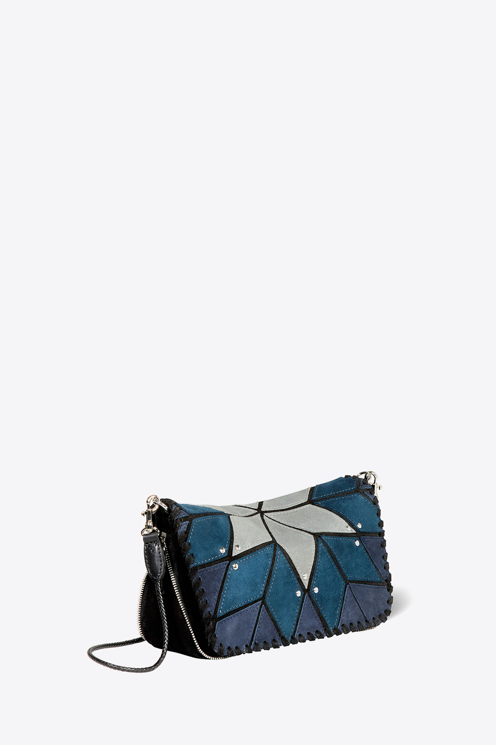 Produit Mini-sac Bobi S Jérôme Dreyfuss en patchwork de cuir suédé bleu Lever du Jour. Bandoulière longue en cuir tressé. Profil. Détail des zip sur les côtés.