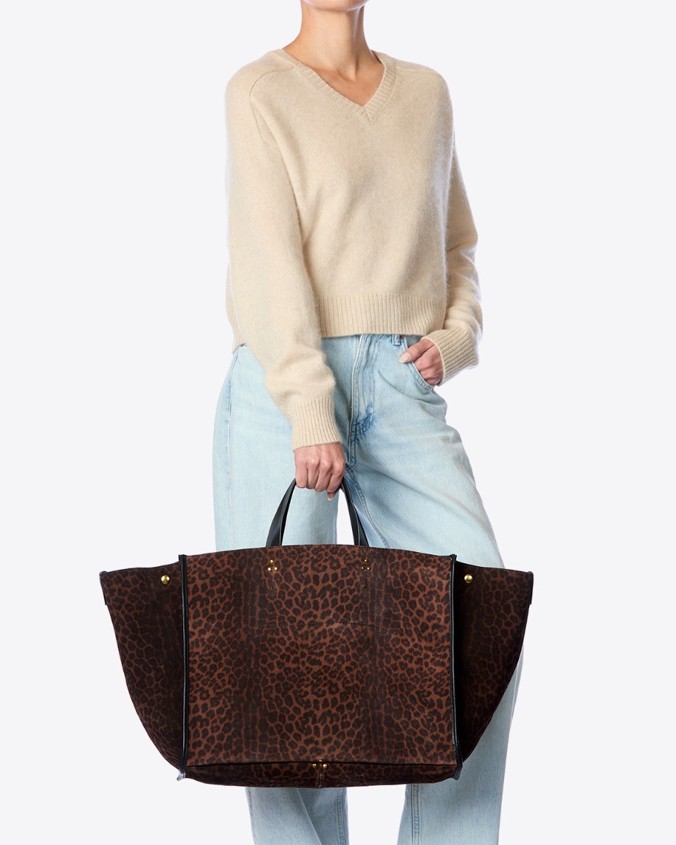 Sac Cabas Leon L Jérôme Dreyfuss en cuir suédé léopard naturel porté main.