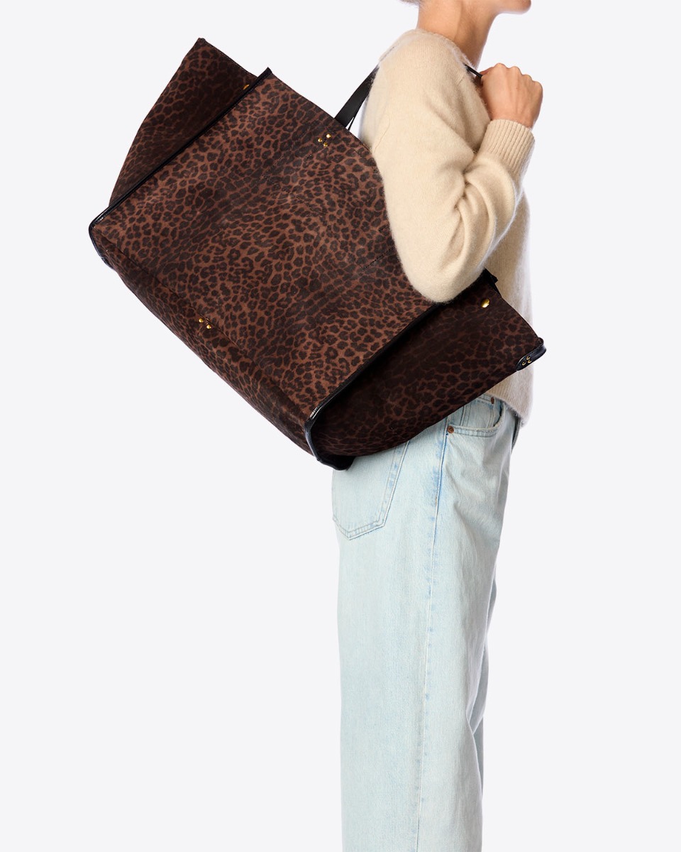 Sac Cabas Leon L Jérôme Dreyfuss en cuir suédé léopard naturel porté à l'épaule.