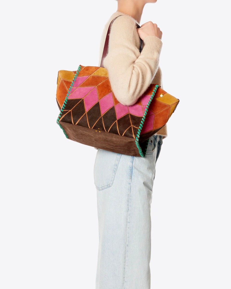 Sac cabas Léon M Jérôme Dreyfuss en cuir suédé coucher de soleil porté à l'épaule.