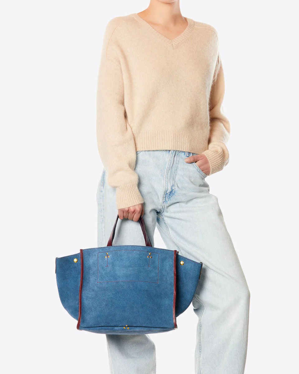 Sac cabas Léon M Jérôme Dreyfuss en cuir suédé effet jeans porté main.