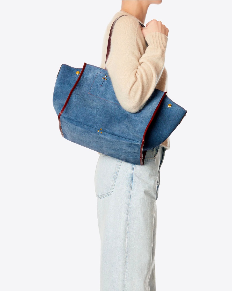 Sac cabas Léon M Jérôme Dreyfuss en cuir suédé effet jeans porté à l'épaule.