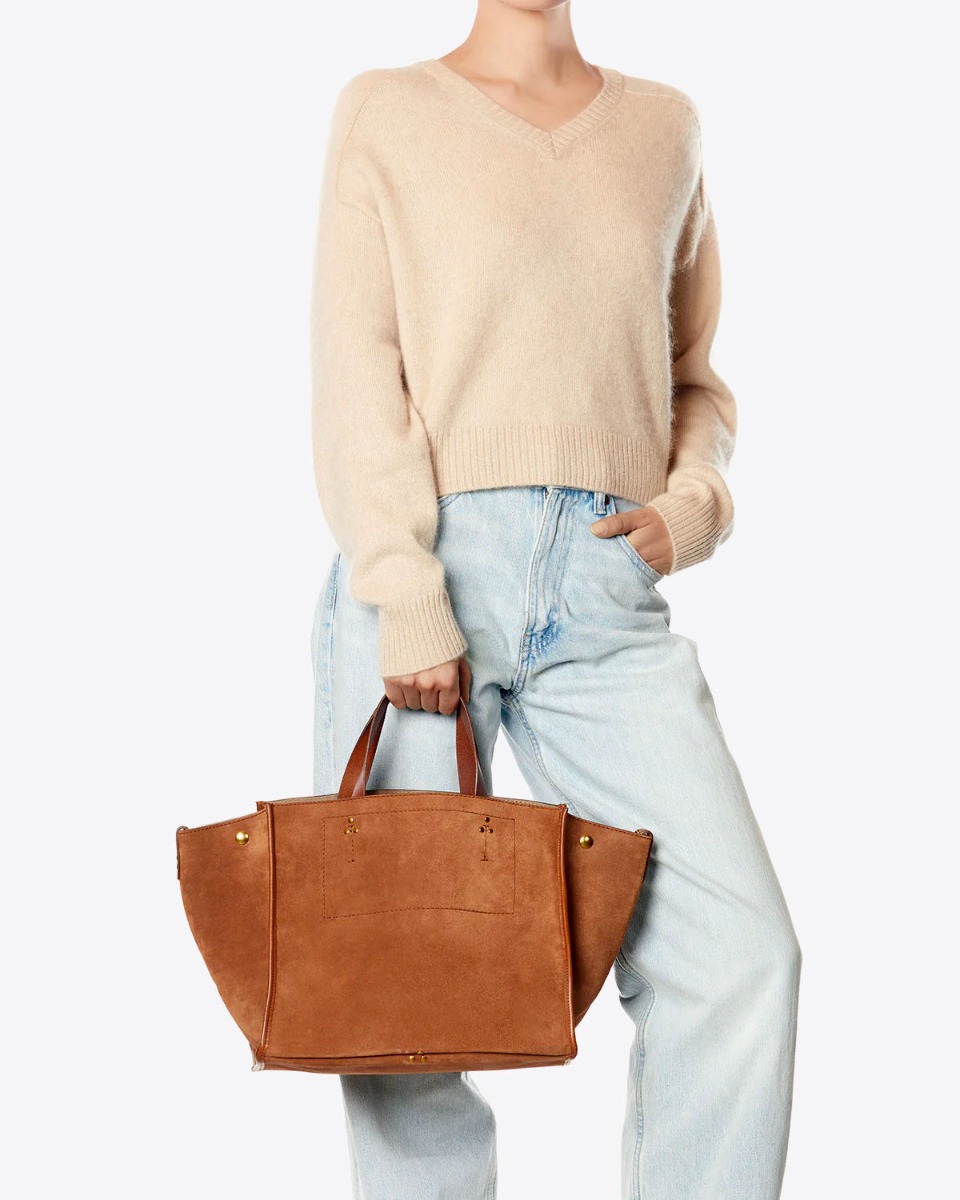 Sac cabas Léon M Jérôme Dreyfuss en cuir suédé caramel porté main.