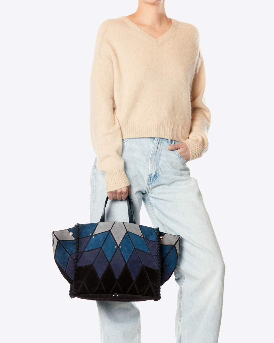 Sac cabas Léon M Jérôme Dreyfuss en patchwork de cuir suédé bleu Lever du jour porté main.