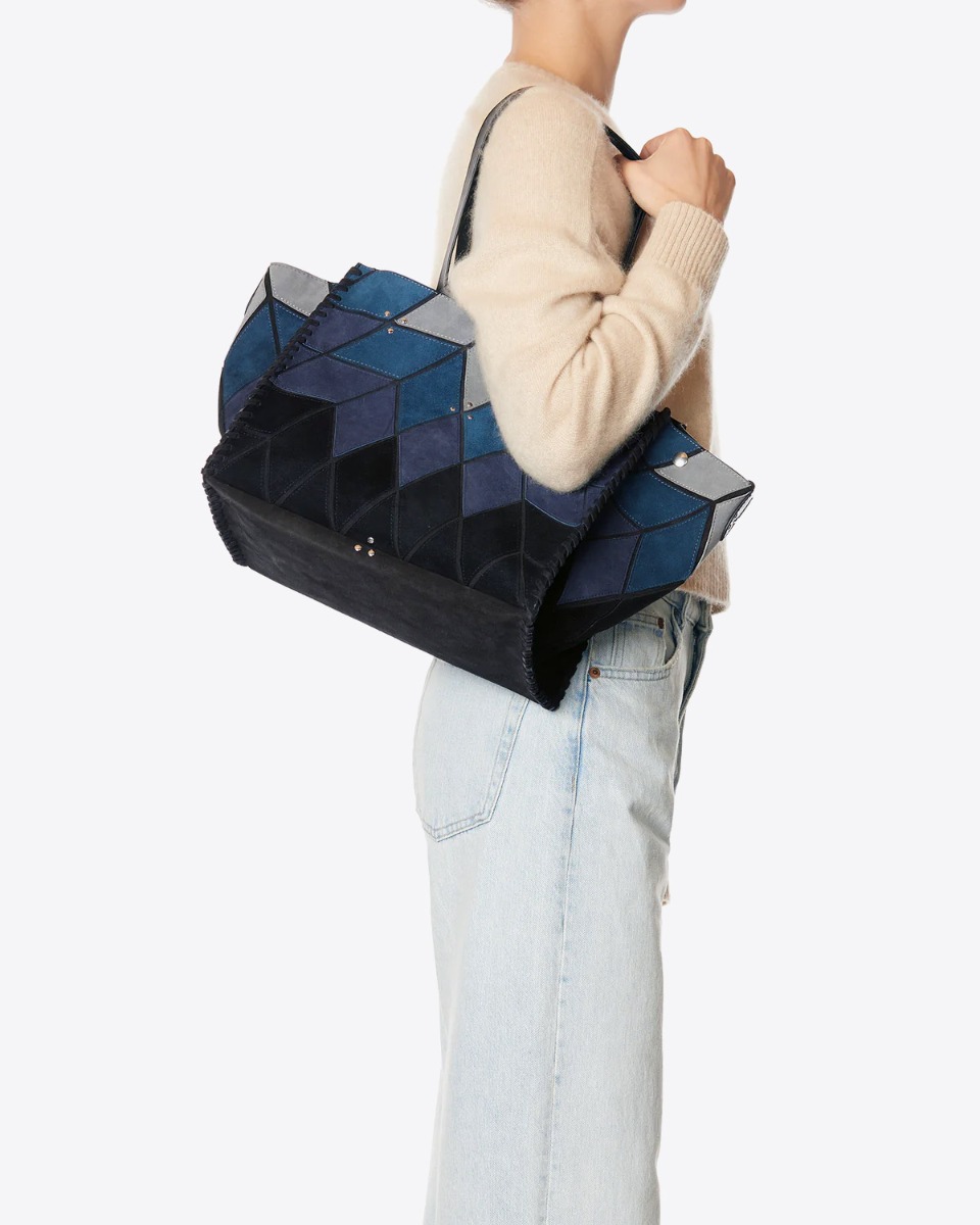Sac cabas Léon M Jérôme Dreyfuss en patchwork de cuir suédé bleu Lever du jour porté à l'épaule.