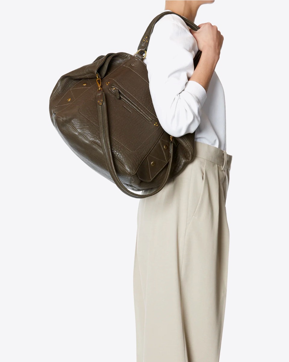 Sac cabas Roger Jérôme Dreyfuss en cuir bubble kaki porté à l'épaule.