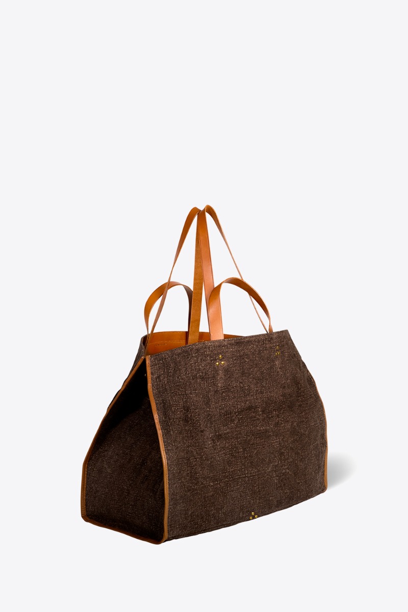 Sac cabas L&eacute;on L J&eacute;r&ocirc;me Dreyfuss en lin chocolat finitions cuir. Vue de profil.