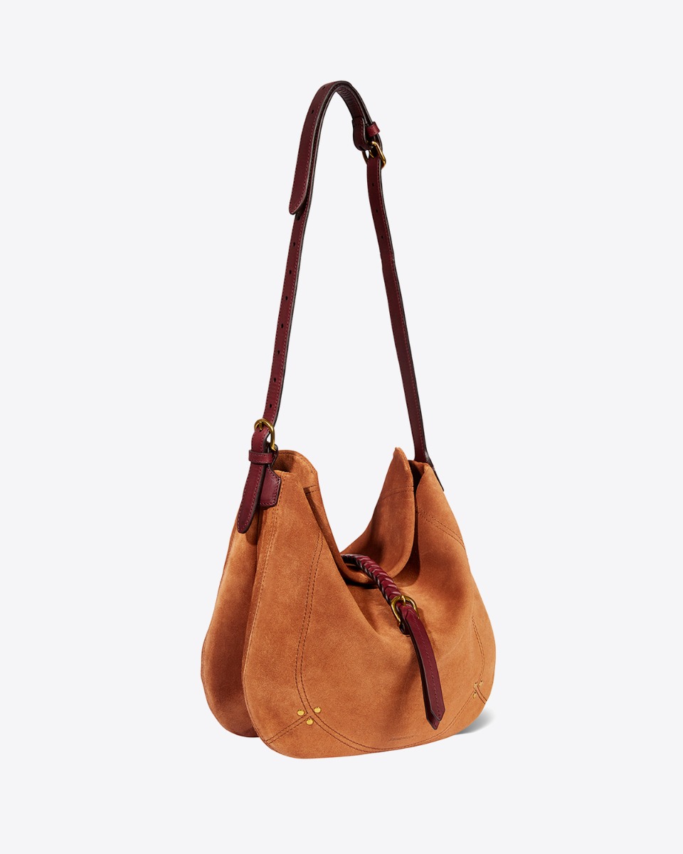 Produit Sac Luis Jérôme Dreyfuss en cuir suédé caramel. Forme besace souple à bandoulière porté main, épaule ou croisé. Détail de la bandoulière longue. Profil.