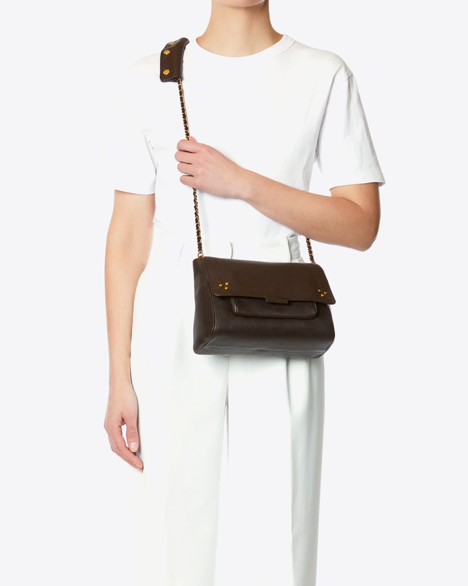 Sac Lulu M Jérôme Dreyfuss en cuir de buffle Moka porté croisé.