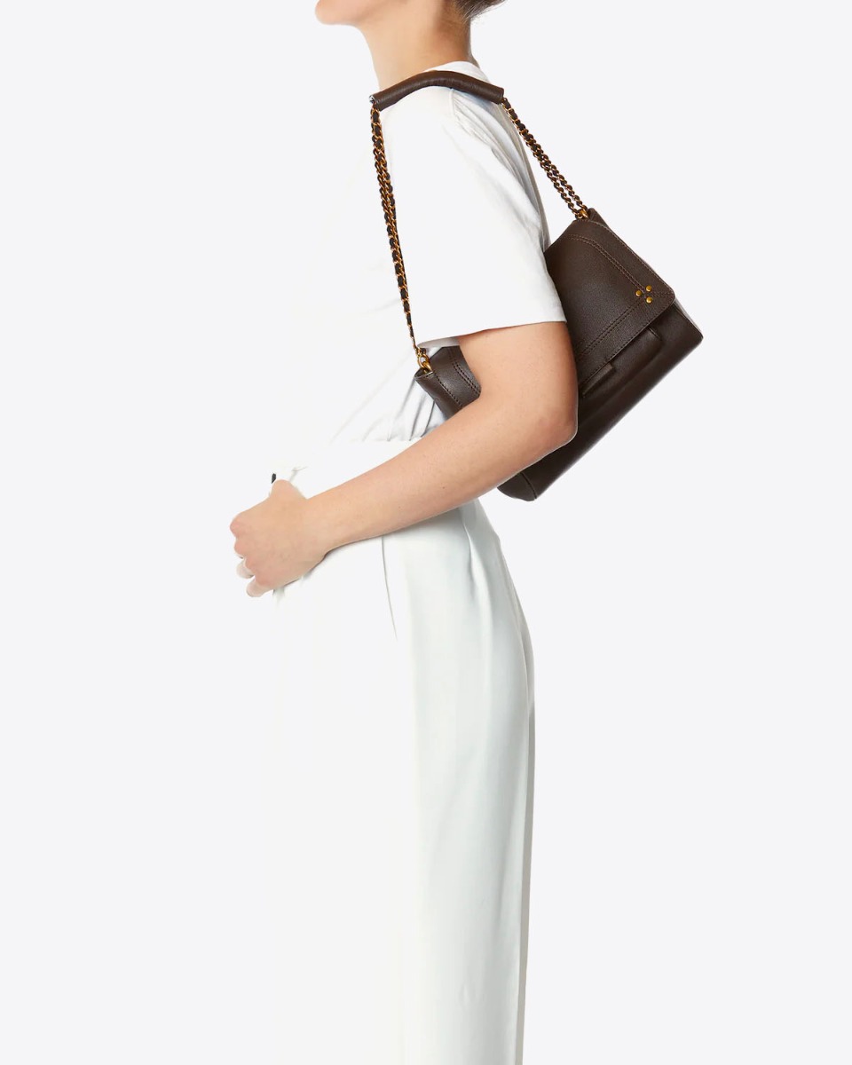 Sac Lulu M Jérôme Dreyfuss en cuir de buffle Moka porté court à l'épaule.