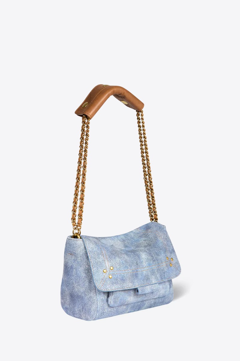 Sac Lulu S J&eacute;r&ocirc;me Dreyfuss en cuir su&eacute;d&eacute; jeans d&eacute;lav&eacute;. Vue de profil avec la bandouli&egrave;re longue raccourcie.
